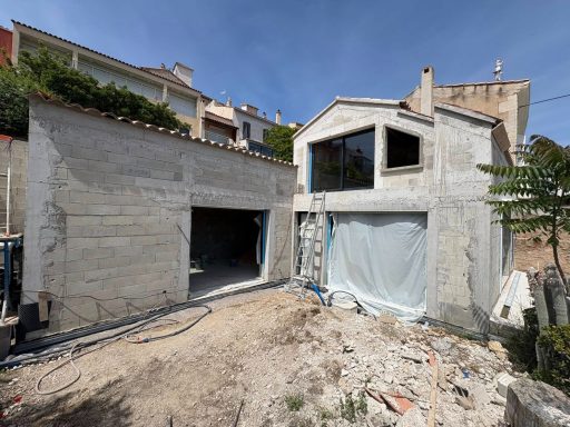 Maison en construction marseille 7eme Maison en construction avec murs en béton, fenêtres modernes