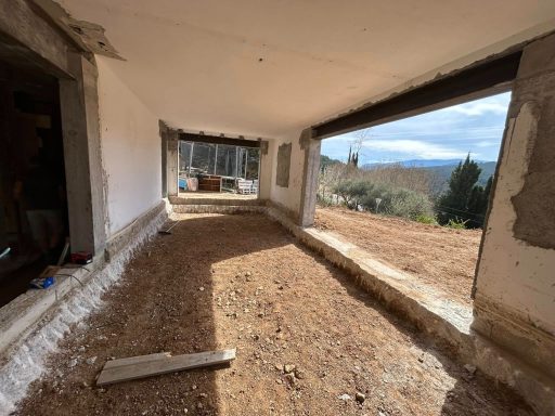 Rénovation complète Saint Zacharie Intérieur d'une construction avec des murs non finis et une vue sur l'extérieur.