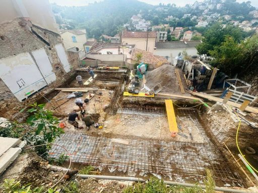 Ferraillage d'une future maison Marseille Chantier de construction et ouvriers au travail dans un environnement urbain.