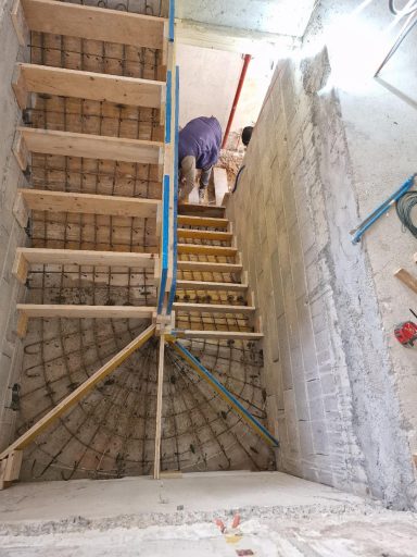 Réalisation escalier Saint zacharie Création d’un escalier tournant en béton armé pour accès 1er étage au rdc