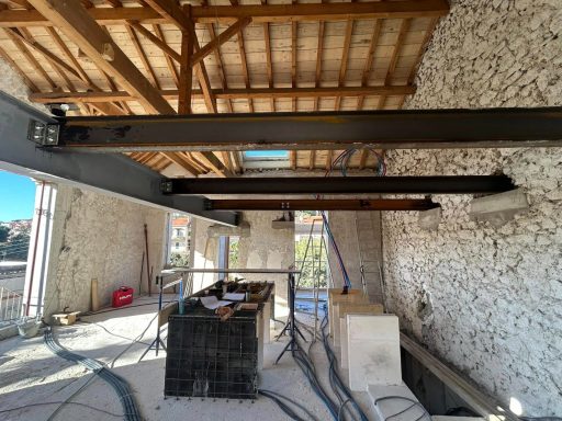 Réalisation d’une mezzanine structure acier Pose de poutre en acier pour soutenir la mezzanine