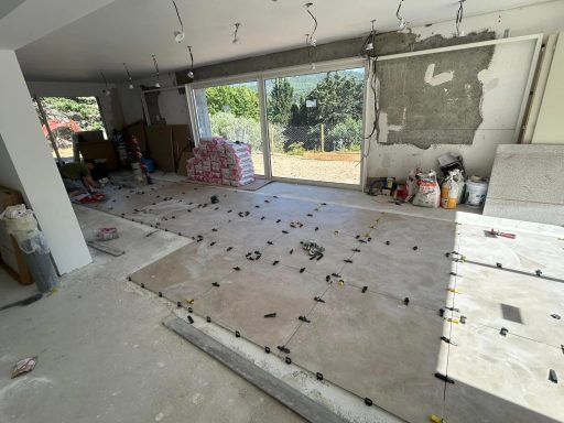 Pose de carrelage en cours, chantier Saint Zacharie