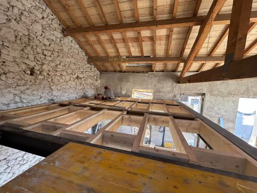 Réalisation d’une mezzanine structure acier a Marseille Réalisation d’une mezzanine structure acier pour création d’un bureau au dessus d’un salon a Marseille